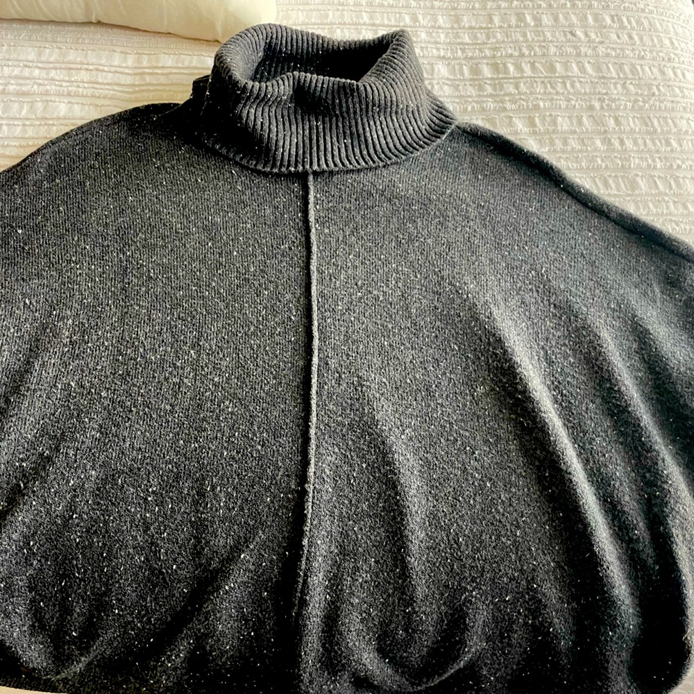 Charcoal grey 2/4 sleeve poncho.